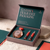 Boîte à parfum rigide de luxe personnalisée de style livre rose magnétique avec doublure en éponge réutilisable et deux flacons vaporisateurs de voyage