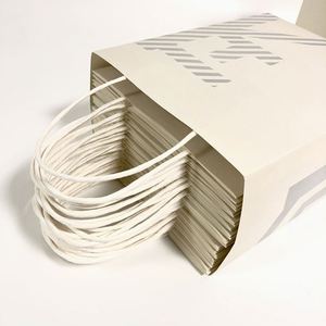 Sacs en papier kraft recyclé blanc et brun avec poignées, imprimés du logo, pour supermarché, promotion et vente à emporter - Product Image 4