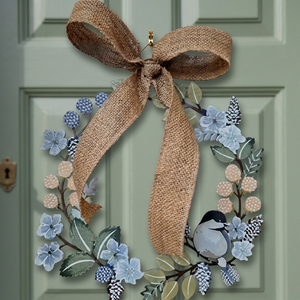Corona de estilo rústico con flores azules y lazo de arpillera, corona decorativa hecha a mano para decoración de puertas o paredes - Product Image 5