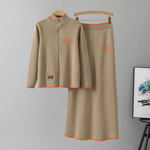 Completo Donna Due Pezzi Autunno Inverno Maglione Lavorato a Maglia con Ricamo Cavallo e Vestito Lungo Casual Tinta Unita - Product Image 1
