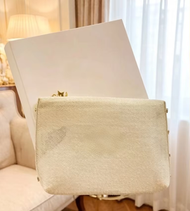 Pochette cosmétique de luxe en fil d'or, ornée d'un détail en forme de croissant doré et d'un motif matelassé diamanté, parfaite pour les voyages. - Product Image 5