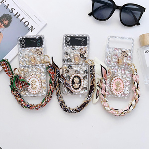 Funda de Teléfono de Lujo con Diamantes Brillantes para Samsung <span class=keywords><strong>Galaxy</strong></span> <span class=keywords><strong>Zflip</strong></span> 7 6 5 4 <span class=keywords><strong>3</strong></span>, Carcasa Trasera con Cadena para la Muñeca, Accesorios para Teléfono al por Mayor - Product Image 1