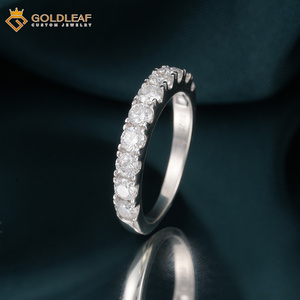 Anillo de Boda Clásico con Engaste Pavé de Plata S925 y Moissanita Redonda de Corte Brillante Goldleaf GRA - Product Image 2