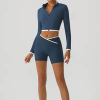 Ensemble de yoga pour femmes, haut court à manches longues zippé color block et short cycliste taille croisée, 2 pièces, tenue de sport active pour la gym