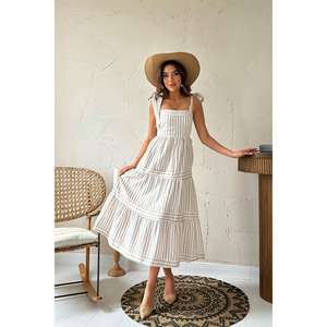 เดรสลายทางสีเบจแบบขายส่ง ทรงเปิดไหล่ เอวสม็อค ทรงเอไลน์ ผ้าทอระบายอากาศได้ดี สไตล์ลำลอง - Product Image 5