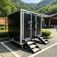 Remorque toilettes événementielle extérieure avec deux cabines individuelles, poignée de porte, marchepied et douche, pour spectateurs de marathon