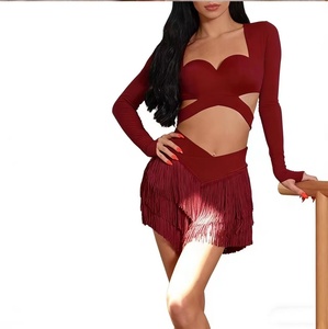 Jupe courte rouge bordeaux à franges pour danse latine et <span class=keywords><strong>salsa</strong></span>, idéale pour les adolescentes, les soirées dansantes, les festivals, les raves, et comme tenue de scène sexy pour femmes. - Product Image 2