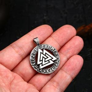 Collar con Colgante Triangular de Runas Personalizado en Acero Inoxidable, Amuleto de Plata Antigua Retro Vintage, Joyería Vikinga para Regalo - Product Image 1