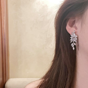 Orecchini Pendenti Lunghi a Foglia di Glicine Scintillanti da Donna, Eleganti Gioielli Floreali alla Moda - Product Image 6
