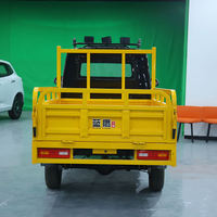 Mini camion électrique à cabine simple avec grande benne grillagée pour le transport de marchandises lourdes en milieu agricole
