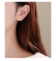 Moderne 18K Vergoldete 925 Sterling Silber Gebogene Pavé-Ohrstecker 925 Silber Asymmetrische Zirkon-Ohrstecker