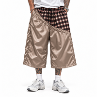 Shorts Capri en Tissu Satiné à Carreaux en Polyester Doux, Coupe Inclinée, Design OEM ODM, Taille Personnalisée, Broderie Logo de Marque, Shorts Baggy 3/4
