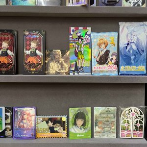 بطاقات لعب مطبوعة حسب الطلب من مجموعة فاخرة، بطاقات كرتونية وأنمي لنجوم الألعاب مع حقيبة فويل للمعجبين - Product Image 6