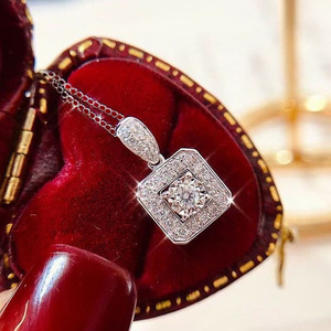 Ciondolo in oro bianco con diamante taglio principessa, colore G, diamante naturale, gioielli classici da fidanzamento da donna - Product Image 1