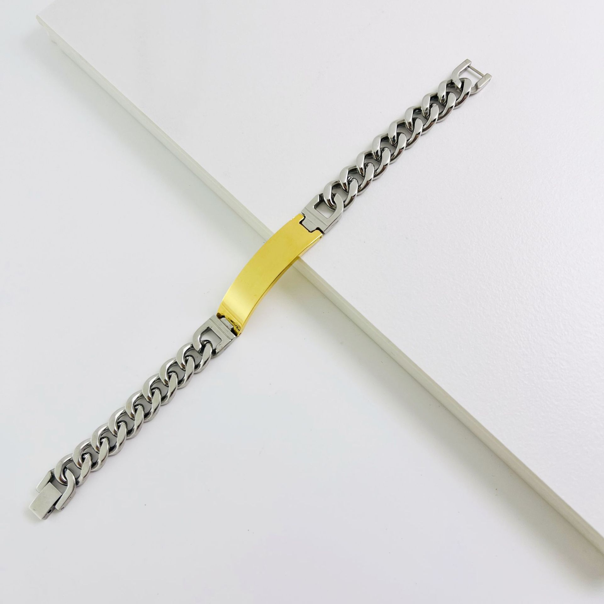 Brazalete de acero dorado de 12 mm.