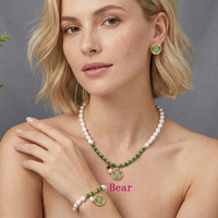 Juego de Joyería de Lujo de 3 Piezas con Collar, Aretes y Pulsera de Acero Inoxidable Chapado en Oro de 18K con Diseño de Oso y Perlas Hechas a Mano para Fiesta