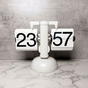 Reloj Despertador de Cuarzo Retro de Escala Pequeña con Mecanismo Interno de Acero Inoxidable, Analógico-Digital en Blanco y Negro, Estilo Art Deco con Calendario - Product Image 4