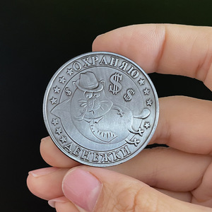 Pièce commémorative de crypto-monnaie russe 'Mouse' en alliage avec diamants bleus. Partagez comme de petits cadeaux avec vos amis. - Product Image 2