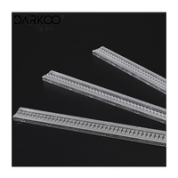 Alignement des perles de précision: Lentille linéaire PMMA à 28/24 perles LED avec mise au point optique plate pour les systèmes de support de piste de lumière vers le bas