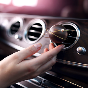 Ornement décoratif Asteroid : un cadeau en bois idéal pour la chambre, le meuble TV ou la voiture - Product Image 6