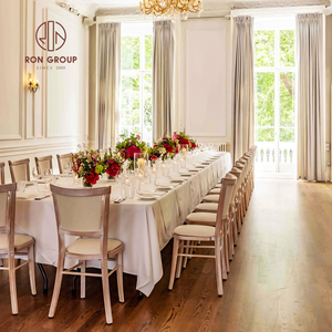 Sillas Clásicas de Madera Marrón Oscuro para Banquetes de Boda, Diseño de Respaldo Curvo para Eventos de Hotel y Ocasiones Formales, Asientos Duraderos - Product Image 1