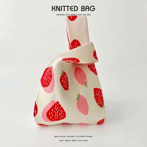Nouveau sac fourre-tout de créateur, mini pochette de poignet, sac à main tricoté mignon motif fraise pour filles - Product Image 6