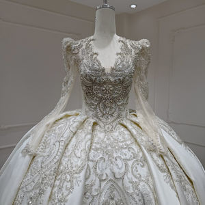 Vestido de Novia Moderno y Elegante con Cuello en V, Apliques de Encaje Floral y Satén, con Cola de Capilla para Mujer, Modelo XX65 - Product Image 4