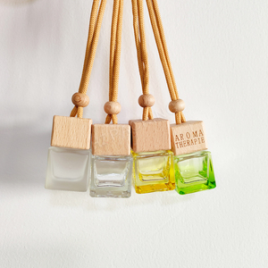 Logotipo personalizado 8ml claro cuadrado en forma de coche colgante difusor Aroma aceite botella de perfume de vidrio con tapa de madera - Product Image 3