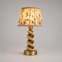 Lampe de table rechargeable sans fil à alimentation CC, design simple et haut de gamme, avec corps en corde torsadée et abat-jour en rotin, idéale pour la décoration d'hôtels de charme et de maisons.