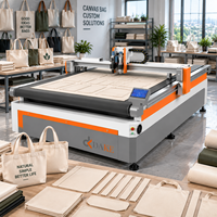 Machine de découpe textile CNC industrielle avec système d'alimentation par convoyeur pour sacs en toile, vêtements et matériaux textiles