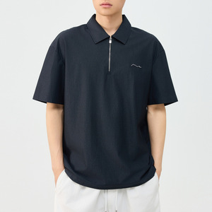 <span class=keywords><strong>เสื้อโปโล</strong></span>ผู้ชายแบบลำลอง น้ำหนักเบา สีดำ ครึ่งซิป ปักลายภูเขาแบบมินิมอล พร้อมปักโลโก้ OEM ตามสั่ง - Product Image 1