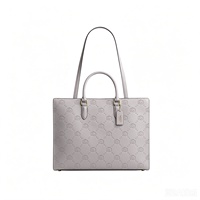 Sac fourre-tout en cuir personnalisé avec logo entièrement embossé, bandoulière réglable, sac à main de travail pour femme, vente en gros
