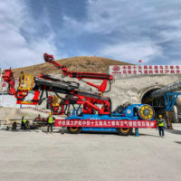 Foreuse de tunnel 4x4 avancée avec module intégré de scellement des arches et de forage d'ancrages rocheux pour les applications d'ingénierie routière