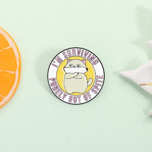 Broches de Esmalte con Diseño de Gato Tsundere, Humor Sarcástico, Frase 'Estoy Sobreviviendo a Través de la Miseria', Broche de Solapa, Venta al por Mayor - Product Image 2