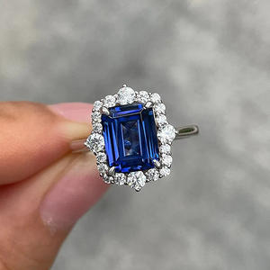 Anello di Fidanzamento Q700 in Platino con Zaffiro per Donna, Design Geometrico con Halo di Diamanti - Product Image 2