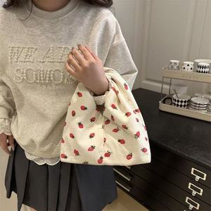 Bolso de mano de fresa de felpa suave, bolso de mano con asa superior peluda para mujer - Product Image 1