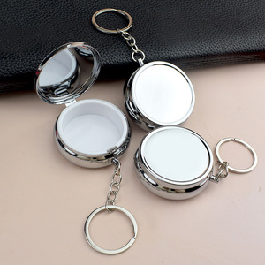 Mini boîte à pilules argentée avec miroir intégré, porte-clés rond en métal, organiseur de médicaments portable, porte-pilules de voyage, cadeau souvenir personnalisé - Product Image 1