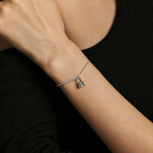 Pulsera de Mujer 2026 Niche Cold Wind S925 de Plata de Ley con Colgante Mini Candado, Cadena Fina Ajustable, Lujosa y Versátil - Product Image 3