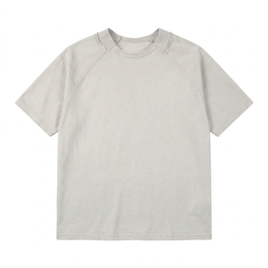 **Nombre del Producto:** Camiseta Raglán con Cuello Simulado y Efecto Desgastado **Nombres Alternativos:** Camiseta con Cuello Simulado y Borde sin Rematar, Estilo Vintage, Streetwear - Product Image 1