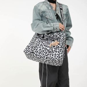 Bolsos de lona con estampado de leopardo para mujer, con correa para el hombro, bolsa de equipaje deportiva para viajes al aire libre - Product Image 4