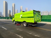Nouveau 4*2 véhicule de nettoyage de la ville Service d'assainissement balayeuse de route camion à vendre nettoyage de rue lavage véhicule Construction ferme