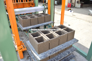 Machine à blocs de béton à commande intelligente, machine à fabriquer des briques en ciment, machine à fabriquer des blocs creux intelligents QT4-15 - Product Image 5