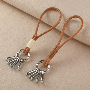 Porte-monnaie <span class=keywords><strong>en</strong></span> corde de cuir tressé à la main Mengda avec boucle fer à cheval <span class=keywords><strong>en</strong></span> alliage de zinc, style luxueux, léger et résistant - Product Image 1