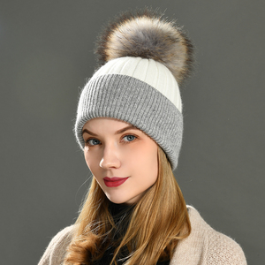 Jxwatcher OEM <span class=keywords><strong>Bonnet</strong></span> en cachemire doux tricoté avec <span class=keywords><strong>pompon</strong></span> en vraie fourrure de raton laveur, chaud, logo personnalisé, vente en gros, bonnets d'hiver bicolores pour femmes - Product Image 2