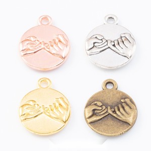 Amuleto de disco redondo Pinky Promise Hands de aleación de zinc en tono plata antigua y oro para regalo de recuerdo del Día de la Amistad - Product Image 1