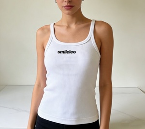 Top Corto Sportivo da Donna Bianco Leggero con Logo Ricamato Personalizzato, Traspirante e Costolato per l'Estate - Product Image 2
