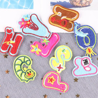 Patch brodé en tissu, vente en gros, 26 lettres anglaises, patch adhésif personnalisé, accessoires vestimentaires animaux de dessin animé