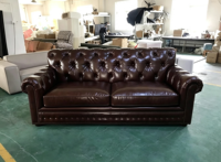 Vintage Chesterfield Echtleder-Sofa mit Knopfheftung und Rollarmlehnen, Braunes Leder-Chester-Sofa für Restaurant-Lobby