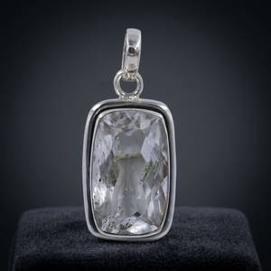 Pendentif solitaire en argent 925 Satyaloka avec quartz taille émeraude serti clos, style minimaliste tendance, unisexe, pour usage quotidien - Product Image 3
