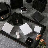 Boîte d'emballage pour bijoux Spot : boucles d'oreilles, bagues, bracelets, colliers – Couleurs unies noir et blanc, petite boîte fraîche pour bijoux – Promotion